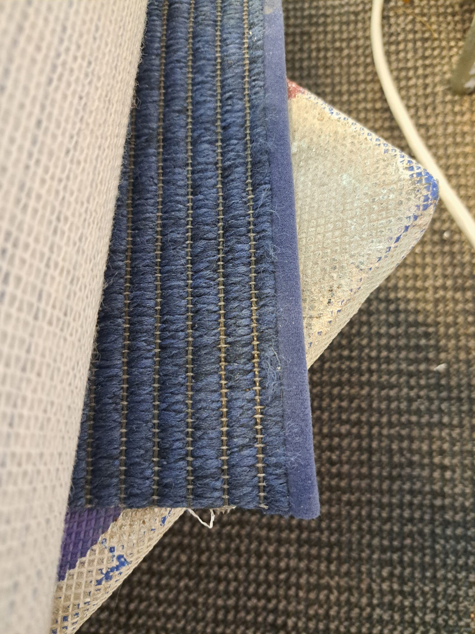 Donkerblauw tapijt laagpolig 14m